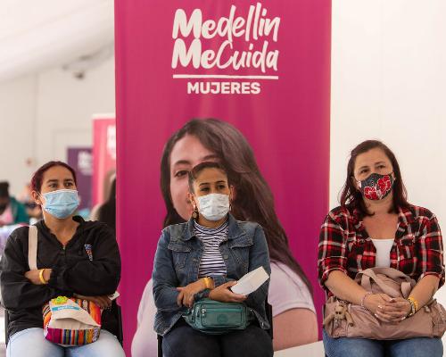 FotografoFoto Alcaldía de Medellín:Con la siembra de más de 146 árboles avanza la compensación ambiental en el intercambio de Colombia con la 80.